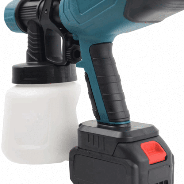 Bezdrátová modrošedá stříkací pistole s bílou nádobkou a černou rukojetí, připojená k černému akumulátorovému článku s červeným ovládacím prvkem.