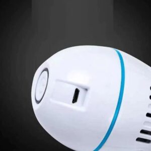 Bílá bezdrátová IP kamera s modrým lemováním, detail na tělo zařízení s mikroUSB portem a designovým tlačítkem.