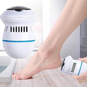 Elektrické pedikérské zařízení na péči o chodidla v bílém designu, zobrazené na dřevěné podlaze vedle lidské nohy.