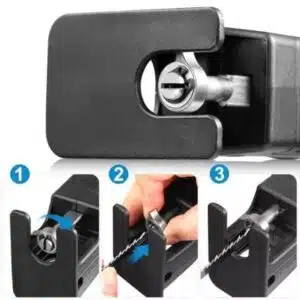 Tři kroky použití nástroje pro stahování izolace z elektrických kabelů, zobrazující postup odstraňování izolace pomocí speciálního nástroje.