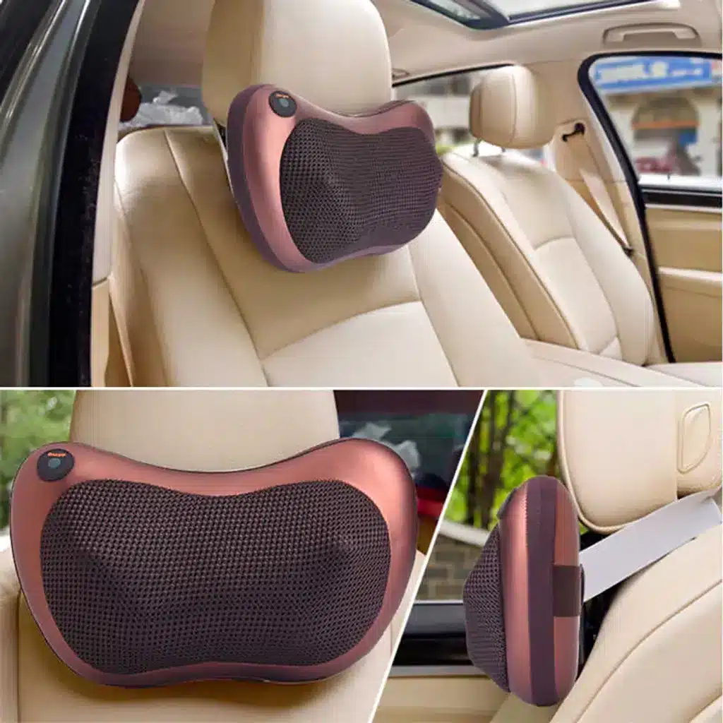 Masážní polštář v hnědorůžovém designu připevněný na béžovém sedadle automobilu, určený pro uvolnění svalů a zmírnění únavy během jízdy.
