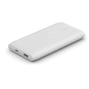 Bílá powerbanka s USB porty, štíhlého designu, určená pro nabíjení mobilních zařízení.