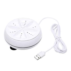 Bílé přenosné USB zařízení s kruhovým designem, pravděpodobně přenosná mini pračka nebo ultrazvukový čistič, s USB kabelem pro napájení.