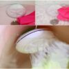Tři fotografie zachycující detail práčky při praní, zobrazující mechanismus bubnu a průběh pracího cyklu s růžovým prvkem v pozadí.