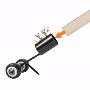 Mechanický nástroj se zařízením s několika propojenými kovovými kolečky, s oranžovou šipkou ukazující na černý válcovitý mechanismus.
