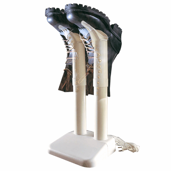 Elektrický vysoušeč bot na bílém stojanu s dvěma trubkovitými rameny, na nichž jsou zavěšeny dvě černé boty se šněrováním.