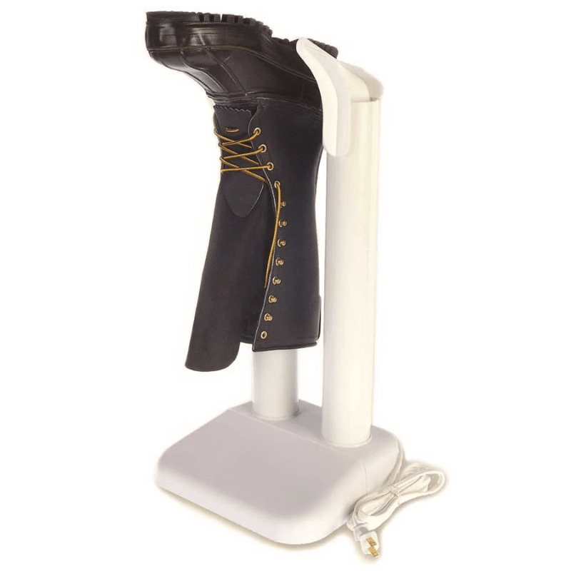 Elektrický sušič a tvarovač obuvi v bílém provedení s černou sportovní botou připevněnou na bílém stojanu, který je připojen k napájecímu kabelu.