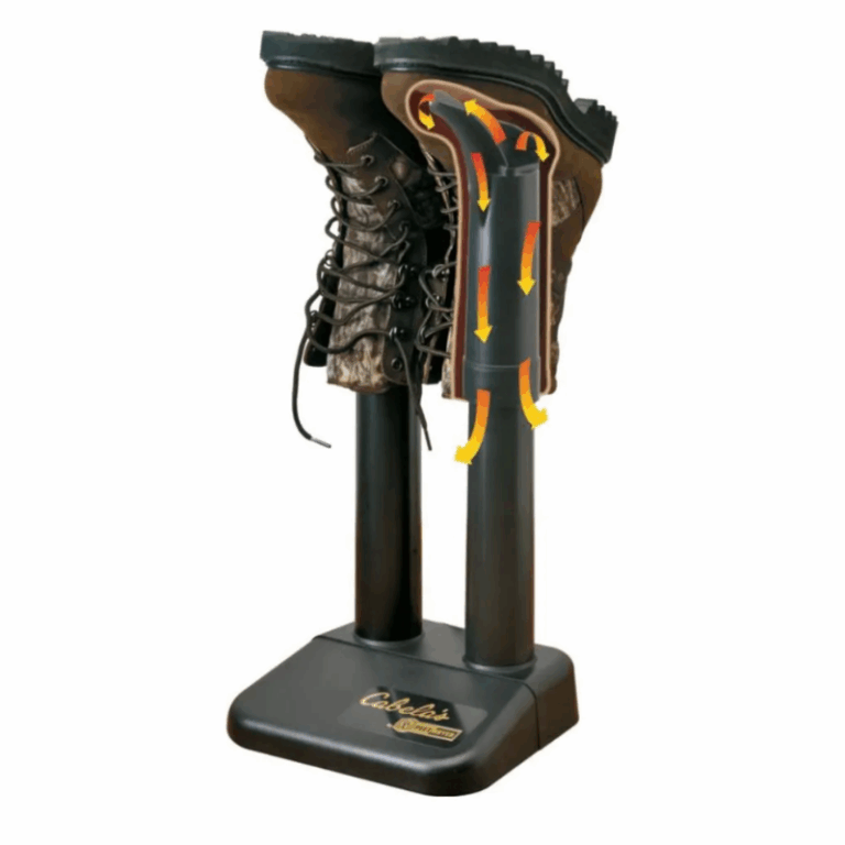 Elektrická sušička bot Cabela's s vyznačením proudění teplého vzduchu, která urychluje sušení a udržuje tvar mokré obuvi.