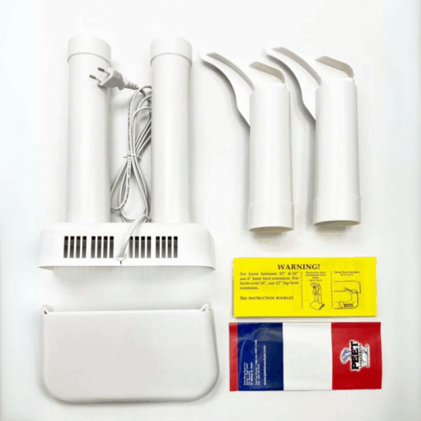 Bílé plastové komponenty elektrického přístroje, včetně napájecího kabelu, ventilačních mřížek a žlutého bezpečnostního štítku, uspořádané na čistém pozadí.