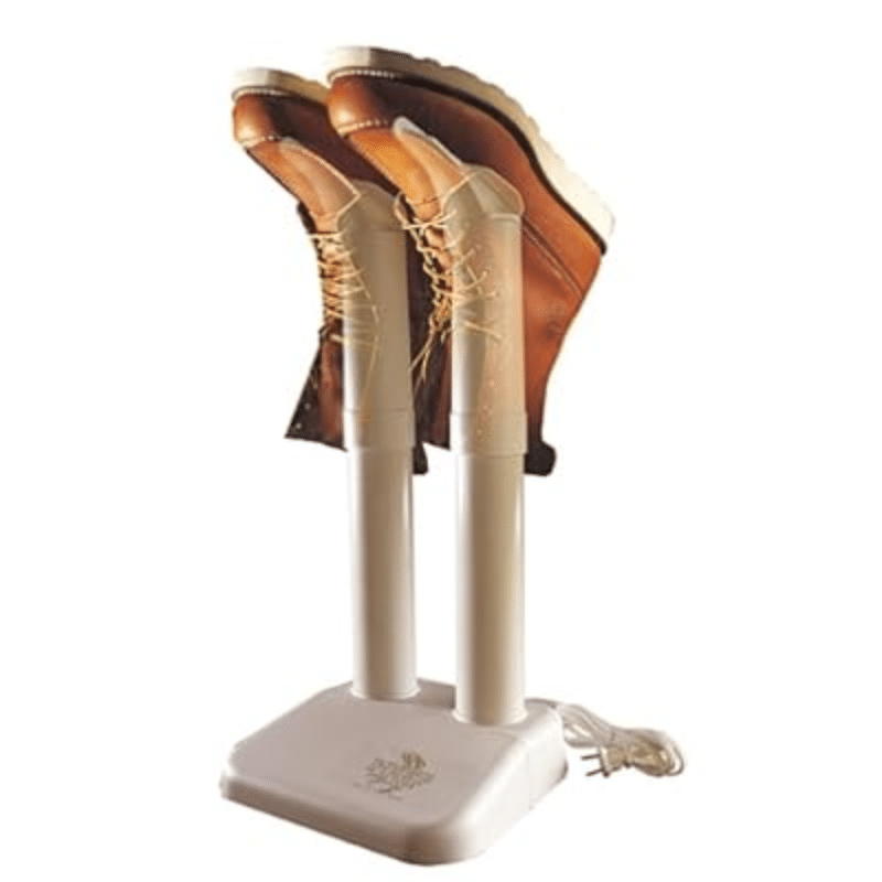 Elektrický vysoušeč a tvarovač bot s bílým stojanem, který udrží a vysuší dvoje hnědé kožené boty do požadovaného tvaru.