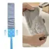 Modrá čisticí tyč s šedivým textilním nástavcem zachycující mokrý textilní povrch s kapkami vody.