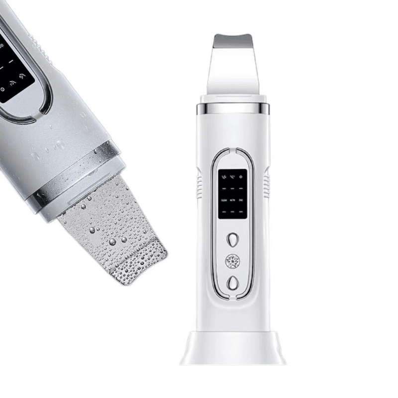 Bílý ultrazvukový kosmetický přístroj s digitálním displejem a ovládacími tlačítky, určený pro péči o pleť s jemným designem a kapkami vody na povrchu.