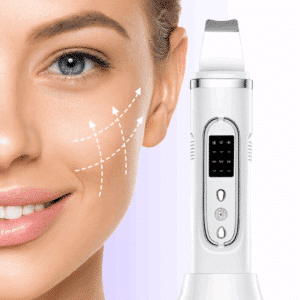 Bílý kosmetický přístroj s digitálním displejem vedle části obličeje se šipkami znázorňujícími vyhlazení pleti a omlazení.
