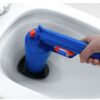 Modrá ruční pumpa s červeným spouštěcím mechanismem zasunutá do odpadu v bílém dřezu, určená k uvolnění ucpaného odpadu.