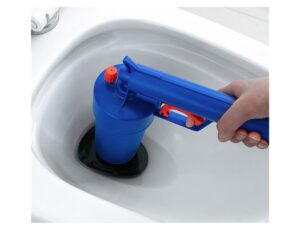 Modrá ruční pumpa s červeným spouštěcím mechanismem zasunutá do odpadu v bílém dřezu, určená k uvolnění ucpaného odpadu.