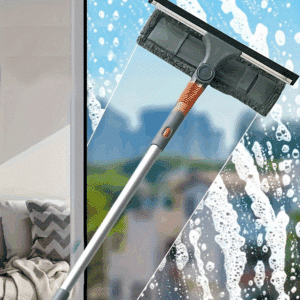 Stěrka na mytí oken s dlouhou rukojetí, která čistí mokré sklo s kapkami vody, v pozadí rozmazané městské panorama.
