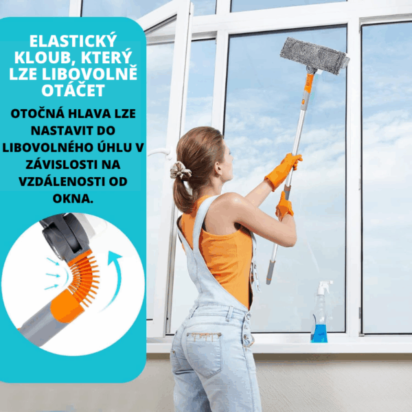 Žena v oranžovém tílku a modrých džínách čistí velké okno pomocí teleskopické stěrky s otočnou hlavou, která umožňuje snadné mytí v různých úhlech.